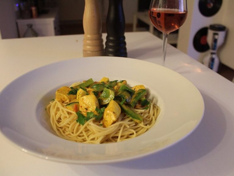 Nudeln mit Putenbrust und Gemüse in Kurkuma-Sahne Sauce - Rezepte1