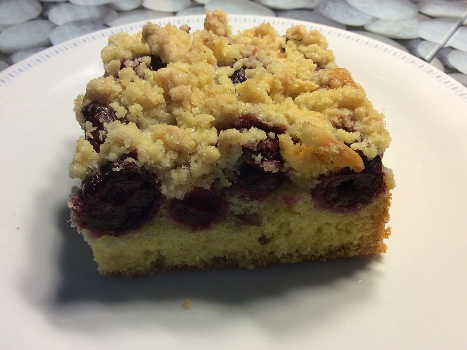 Saftiger Kirsch - Streusel - Kuchen vom Blech - Rezepte1