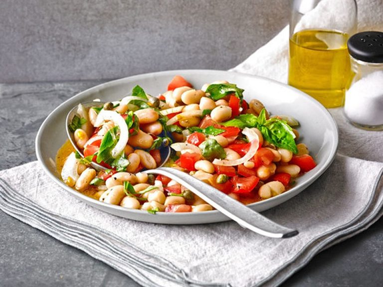 Salat mit weißen Bohnen und Tomaten