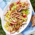 Salat mit weißen Bohnen und Tomaten