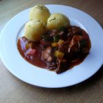 Gemischter Salat mit warmen Champignons und Honig-Senf-Vinaigrette