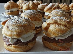 Zarte Windbeutel mit Schokocreme und Schlagsahne