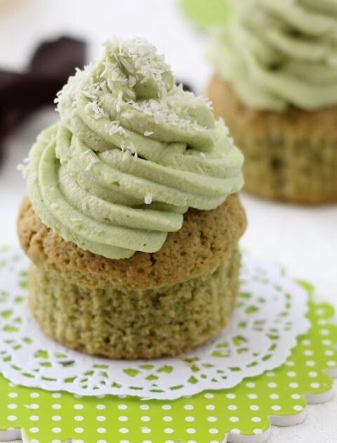 MATCHA TEE CUPCAKES MIT KOKOS