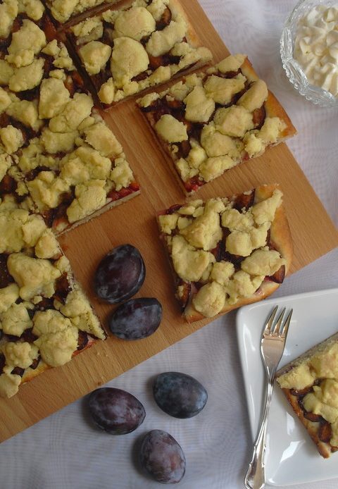 PFLAUMENKUCHEN AUS QUARKÖLTEIG MIT STREUSELN