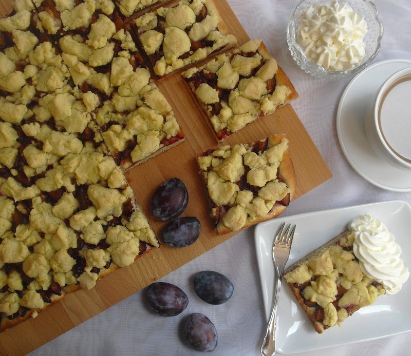 PFLAUMENKUCHEN AUS QUARKÖLTEIG MIT STREUSELN