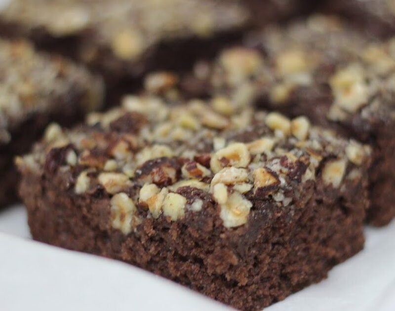 BROWNIE MIT HASELNÜSSEN