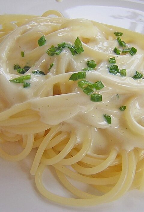 Spaghetti mit Knoblauch-Käsesauce