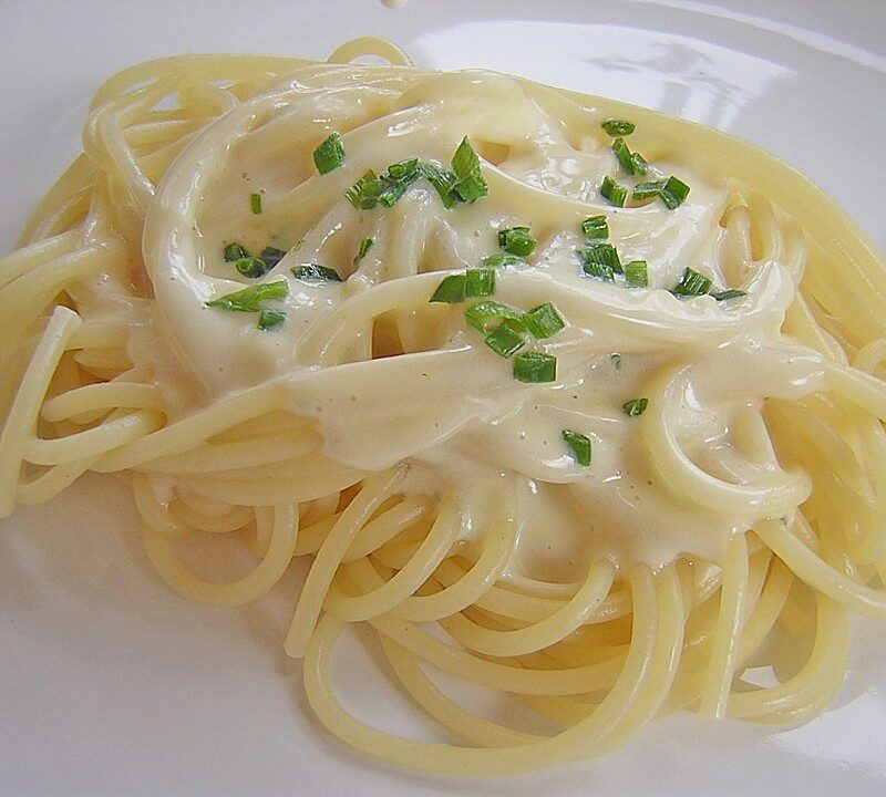 Spaghetti mit Knoblauch-Käsesauce