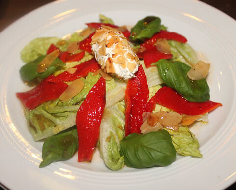 Paprika auf Salatbett mit Karamell-Vinaigrette und Mandel-Frischkäsenocken