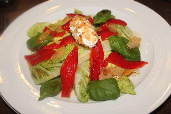 Paprika auf Salatbett mit Karamell-Vinaigrette und Mandel-Frischkäsenocken