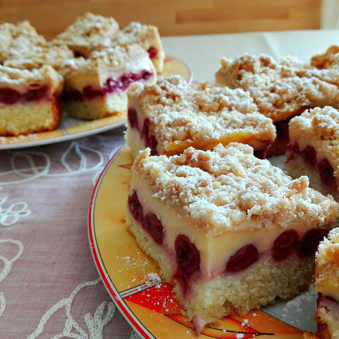 Kirsch-Puddingschnitten mit Streuseln