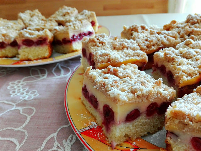 Kirsch-Puddingschnitten mit Streuseln